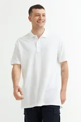 Remera polo blanca de manga corta con cuello clásico y tapeta de dos botones.