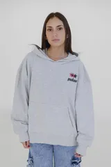 Canguro gris con capucha y bolsillo delantero tipo canguro. Estampado en el pecho con el logo de la marca Pulau en negro y rojo.