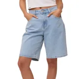 Bermuda de jean celeste, corte amplio y largo a la rodilla.