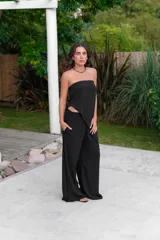 Pantalón palazzo negro de muselina con bolsillos laterales.