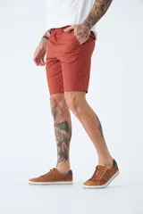 Bermuda de gabardina azul marino con logo bordado, bolsillos laterales y traseros, cierre con cremallera y botón, y presillas para cinturón.