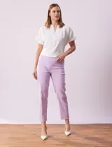 Pantalón verde esmeralda de gabardina elastizada, marca Zac & Rachel. Corte recto, pretina ancha pespunteada, bolsillos simulados y largo al tobillo.
