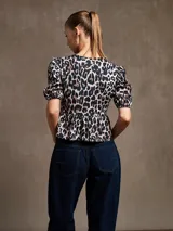 Blusa de animal print con escote en forma de cerradura y mangas abullonadas.