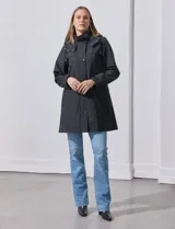 Gabardina impermeable negra, marca Weatherproof, con cierre central oculto y botones a presión. Tiene bolsillos delanteros con cierre, capucha no desmontable y forro interno de abrigo desmontable.
