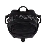 Mochila Supreme negra de denim con dos compartimentos frontales, correas ajustables y logo bordado en blanco.
