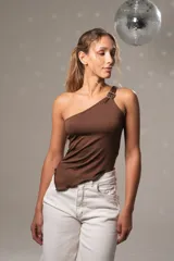 Top marrón de un solo hombro con detalle de hebilla metálica en el bretel.