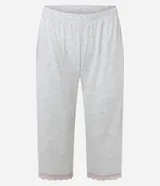 Conjunto de pijama gris claro melange, compuesto por una blusa de manga corta con botones y un pantalón capri con cintura elástica. Ambas prendas tienen detalles de encaje rosa.