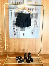 Minifalda negra de lino con volados.