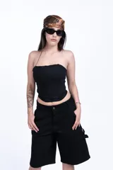 Corset negro sin mangas, con ajuste frontal y diseño ajustado al cuerpo.