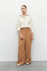 Pantalón ancho de tiro alto con pinzas, de diseño elegante y dos bolsillos laterales.