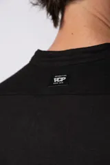 Camisa de manga larga color blanco roto, confeccionada en una mezcla de lino y viscosa, con cuello mao y corte relajado.