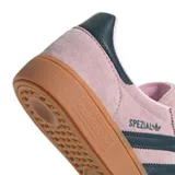 Championes Adidas Handball Spezial color rosa con detalles en verde oscuro y suela marrón de goma.