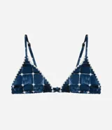 Top de bikini triangular con estampado de azulejos azules y blancos, breteles finos ajustables y detalle de volados en los bordes.