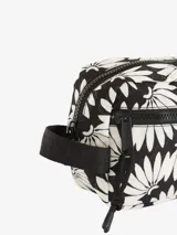 Neceser rectangular con estampado de flores blancas sobre fondo negro, cierre superior con cremallera y asa lateral.