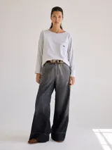 Remera gris de manga larga con cuello redondo y bolsillo en el pecho.