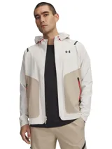 Campera deportiva Under Armour Unstoppable para hombre, color blanco hueso con paneles en color arena en la parte inferior y logo de la marca en el pecho. Cuenta con capucha, cierre frontal completo, bolsillos laterales con cierre y detalles en color rojo. Confeccionada en tejido técnico resistente al agua y de secado rápido.