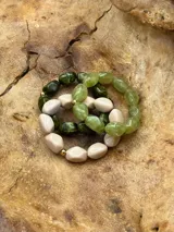 Set de pulseras elásticas con cuentas de piedra en tonos amarillo, naranja, rojo, verde y marrón.