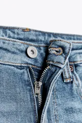 Pantalón de jean blanco, de tiro alto, corte cropped y flare.
