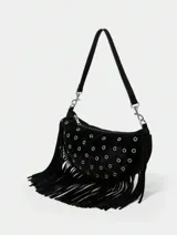 Bolso bandolera negro con tachas y flecos largos.