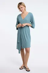 Bata color celeste de tela rib, con mangas 3/4 y detalle de encaje en las mangas.