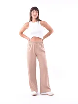 Pantalón de tejido de punto color bordó, de corte ancho y tiro alto con elástico y cordón ajustable en la cintura. Presenta costuras verticales marcadas en el frente de cada pierna.