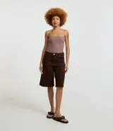 Body marrón sin breteles, confeccionado en tejido rib con textura acanalada y cierre con botones a presión en la entrepierna.