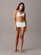 Corpiño triángulo de algodón modal acanalado color blanco, con breteles finos regulables y banda elástica con logo Calvin Klein.