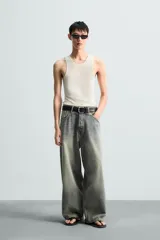 Pantalón de jean gris oscuro, de corte holgado y amplio en toda la pierna. Tiro medio y tejido rígido.