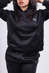 Canguro negro de corte holgado con capucha y logo pequeño bordado en blanco.
