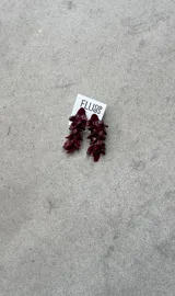 Aros colgantes hechos a mano en porcelana color borgoña, con forma de brotes irregulares.