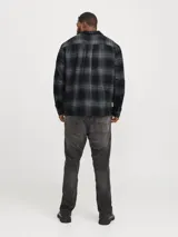 Sobrecamisa de manga larga a cuadros grises y negros, con cuello clásico, cierre frontal con botones y dos bolsillos de parche en el pecho.