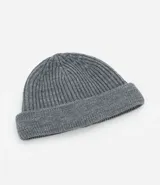 Gorro corto tipo beanie color beige, tejido en lana acrílica con textura acanalada.