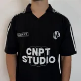 Chomba negra tejida con cuello tipo polo, mangas cortas con rayas blancas y logo estampado en el pecho.