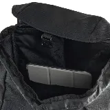 Mochila Puma negra con logo blanco estampado en el frente, bolsillo frontal con cierre, bolsillo lateral de red, correas acolchadas ajustables y capucha impermeable oculta en la parte superior.