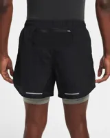 Short de running Nike Running Division, color negro, con short interior gris. Cuenta con tecnología Dri-FIT, tejido Ripstop repelente al agua, bolsillos laterales y trasero con cremallera, y bolsillo interior.