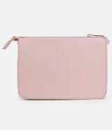 Bandolera rectangular color rosa, de cuero sintético, con correa fina ajustable y cierre superior.
