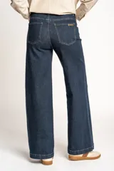 Pantalón de jean azul oscuro, corte wide leg, tiro medio, para embarazadas.