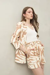 Short de tiro alto con estampado abstracto en tonos beige y blanco, pretina elastizada con volantes y lazo para ajustar.