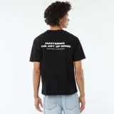 Camiseta negra de manga corta con cuello redondo y estampado blanco con la leyenda 'East Coast Records' en el pecho.