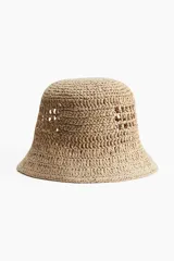 Sombrero tipo bucket de paja trenzada color beige.