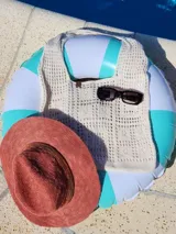 Bolso tejido de hilo color crema, con diseño calado y asa corta.