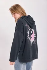 Buzo canguro deportivo gris con capucha y cordones, de corte oversize y mangas largas.