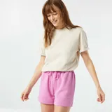 Short deportivo rosado de corte holgado, con cintura elástica ajustable con cordón.