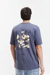 Remera color crudo de manga corta con cuello redondo y estampado en la espalda con flores azules y texto.