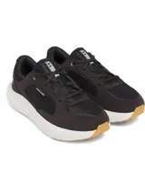 Championes Under Armour Charged Versurge para hombre, color negro con detalles en blanco y suela color caramelo.