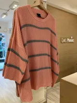 Sweater de punto color bordó con rayas horizontales blancas, de corte holgado y mangas largas.