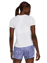 Remera deportiva blanca de manga corta, con tecnología UA Streaker que ofrece comodidad, elasticidad y ligereza.