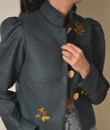 Chaqueta azul petróleo de lana y cashmere, con cuello mao, mangas abullonadas, botones metálicos dorados y bordados dorados con cuentas.