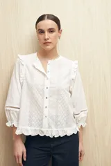 Blusa blanca de algodón bordado con encaje y volados, de mangas 3/4 con elástico.