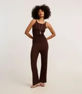 Pantalón de punto color marrón chocolate, de corte recto y cintura alta elástica.